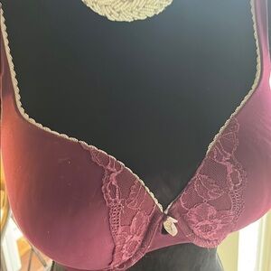 Elegant Lace Trimmed Victoria’s Secret Bra in Purple size 34DDD
